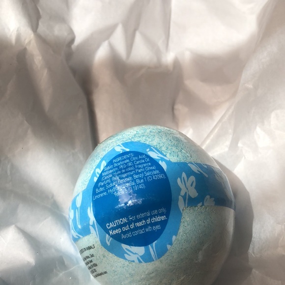 NWT Bath & Body Works Endless Weekend Bath Fizzy.  Discontinued item. - Picture 3 of 3